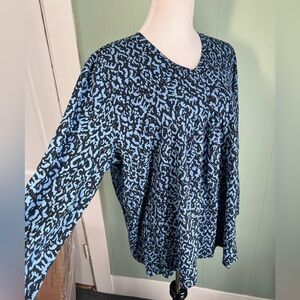 EUC Ulla Popken Sz 20 navy/light blue Geometric Pleated Tee 3/4 sleeve, v-neck